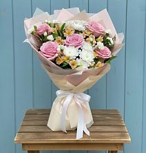 Букет цветов из:  Гвоздики, Орхидеи и Розы в Целеево