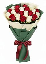 Букет Микс из красных и белых роз в Целеево