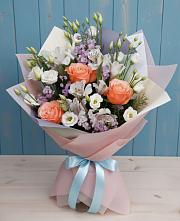 Букет цветов из:  Лизиантусы, Розы, Альстромерии и Гипсофила в Целеево