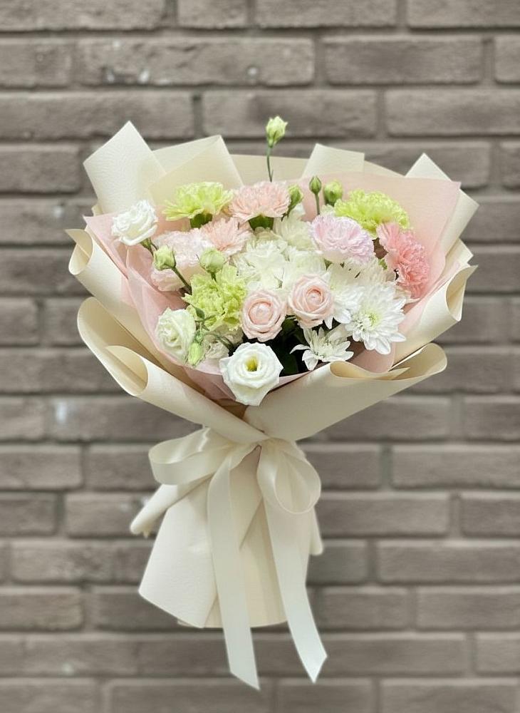 Букет цветов из: Гвоздики, Розы, Лизиантусы и Хризантемы в Целеево