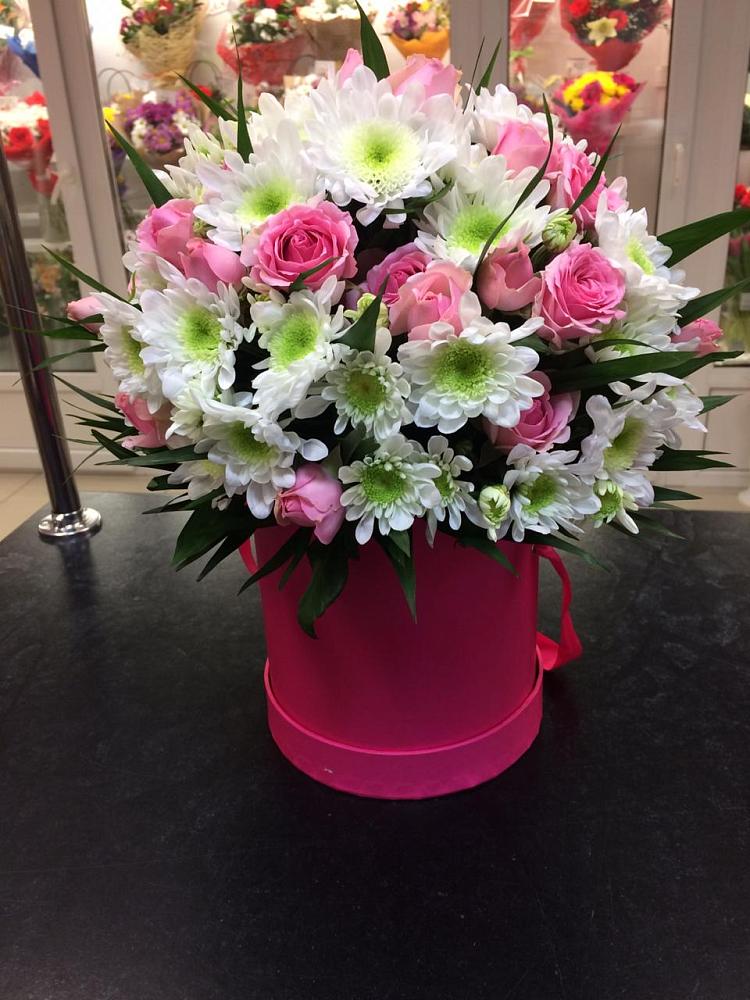 Цветочная композиция из Розы и Хризантемы в шляпной коробке в Целеево