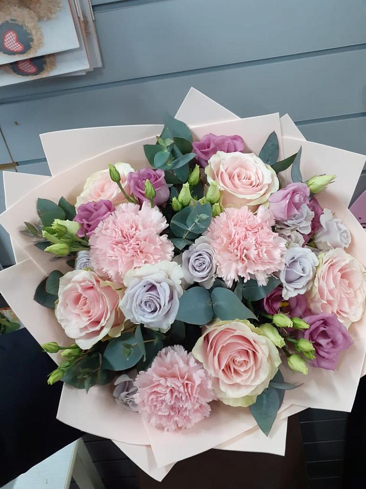 Букет цветов из: Розы, Гвоздики и Лизиантусы в Целеево