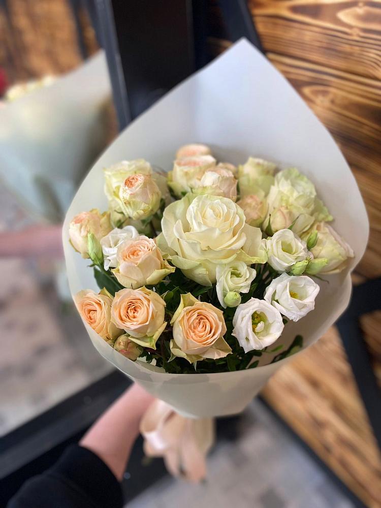 Букет цветов из: Розы и Лизиантусы в Целеево